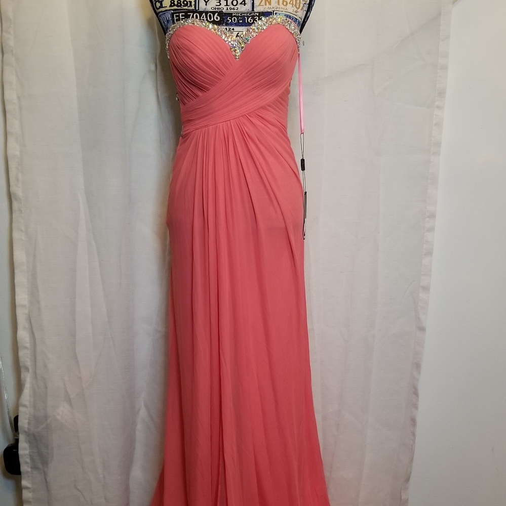 (Sold on another app)Prom dress💖coral gem